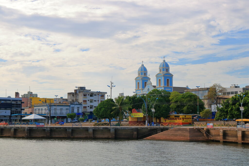 município